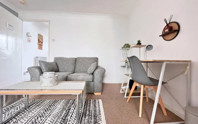 2 Bedrooms - 3 Beds - Quiet Retreat - Parking