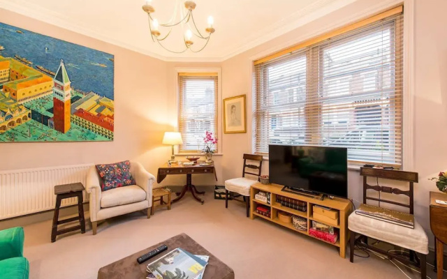 Traditional British 1 Bed Beside Battersea Park