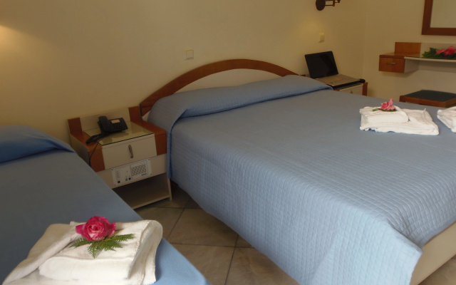 Yakinthos Hotel
