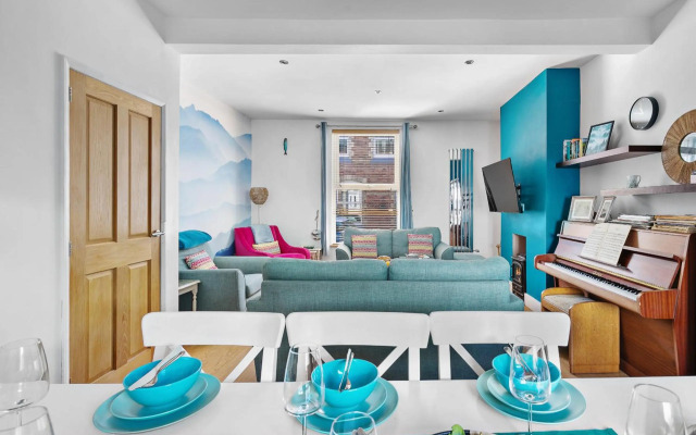 The Terrace - Light, bright characterful coastal home with parking near beaches