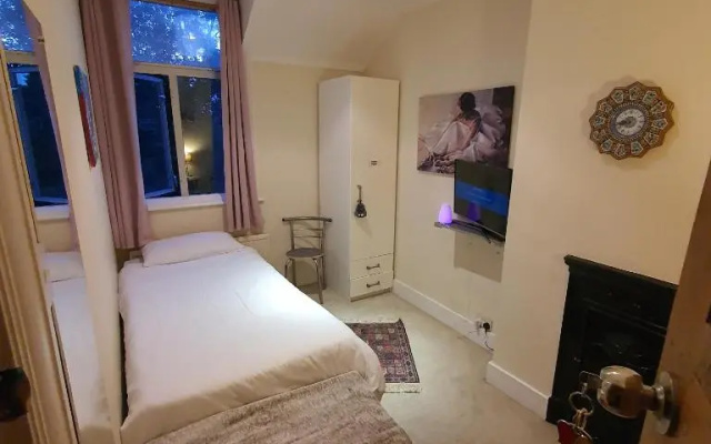 Monalisa single room near Edgware station