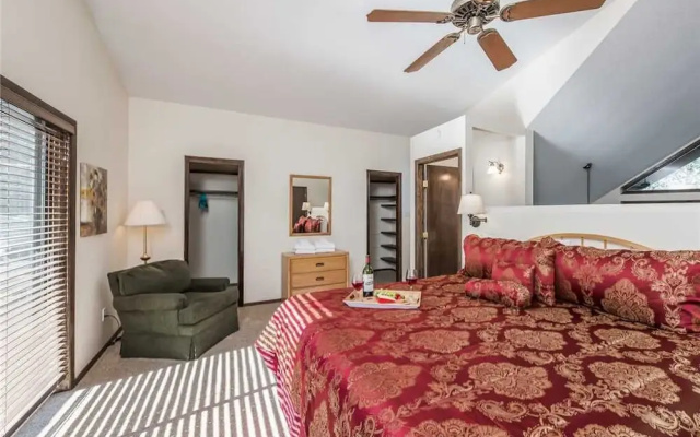 Gray Wolf Lodge - Four Bedroom Cabin with Hot Tub