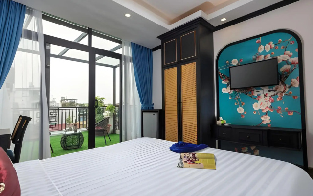 Queen Light Hotel