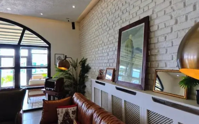 8 Rooms Hotel