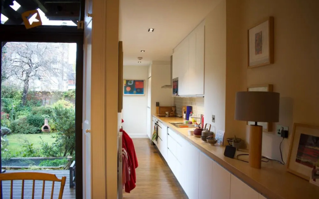 Stylish Georgian Apartment in Leith