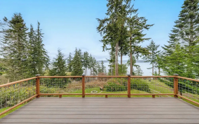 Water Views: Whidbey Island Hideaway w/ Deck