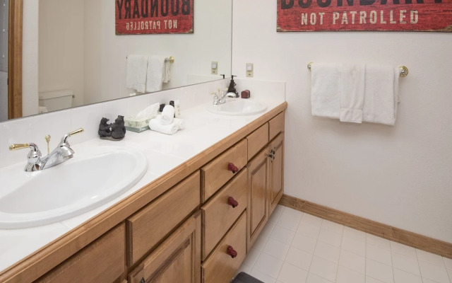 Aspenwood #207 2 Bedroom Condo by RedAwning