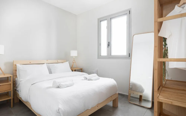 MAMAD - Chic Urban Getaway with Balcony & Mamad by Sea N Rent