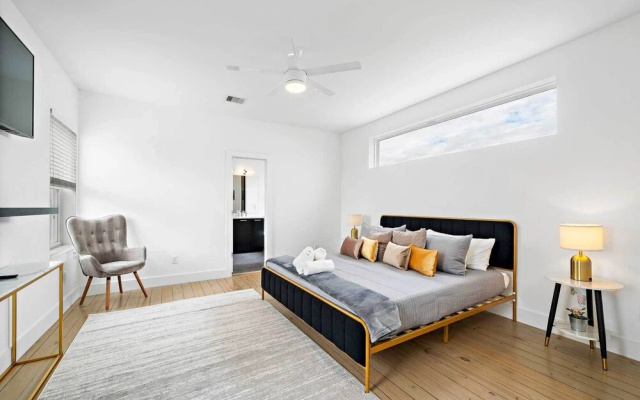 Downtown Houston Townhome w/ Balcony + Yard!