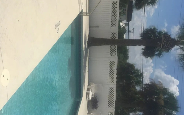 Famous Shores Motel