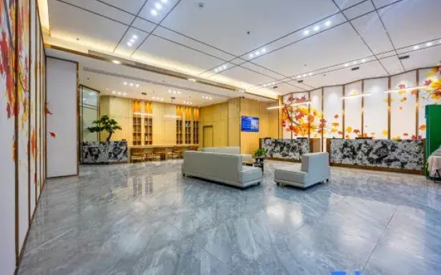 Yunfeng Hotel (Yangjiang Xindachengshidaiguangchangdian)