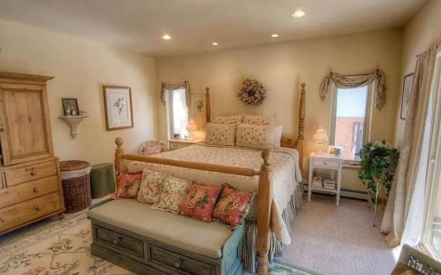 Luxurious Lower Tyrolian Village 3 Br chalet by RedAwning