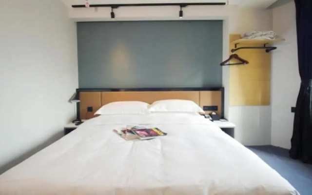 Guoshi Hotel (Dalian Donggang Business District Harbour Plaza Subway Station)
