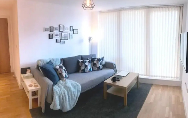 Modern City Centre 2BD Apt W Balcony & Parking