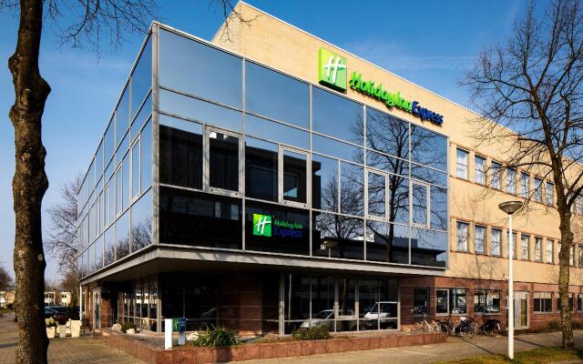 Отель Holiday Inn Express Amsterdam - South Нидерланды, Амстердам - 13 отзывов об отеле, цены и фото номеров - забронировать отель Holiday Inn Express Amsterdam - South онлайн вид на фасад