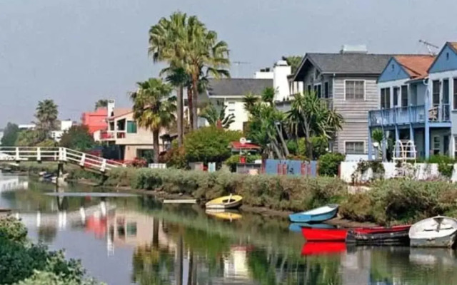 Venice Beach Studio #C - 1 Block to the Beach!
