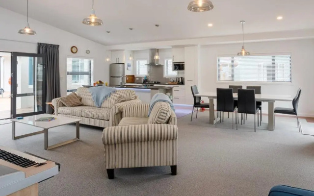 Poolside Retreat - Picton Holiday House Waikawa