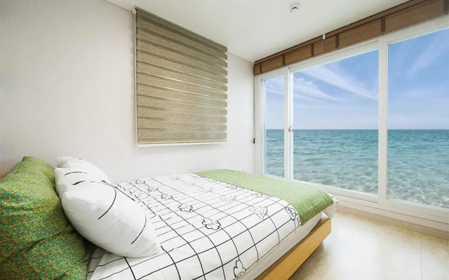 Geojae Beach White Pension