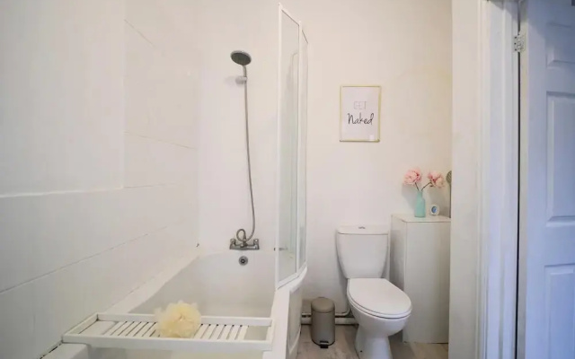 4 Bed House Sleeps 7-free Parking- Contractors