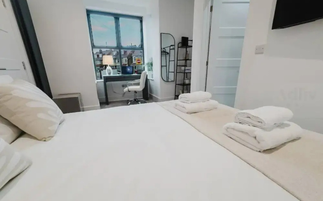 Luxury Seaside Home Parking Sleeps 8 by Adliv