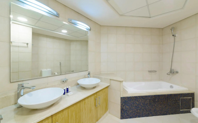 Maison Privee - Stylish Apt with Large Patio close to the Beach