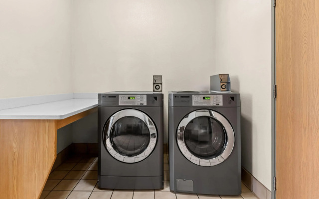 Days Inn & Suites by Wyndham Castle Rock