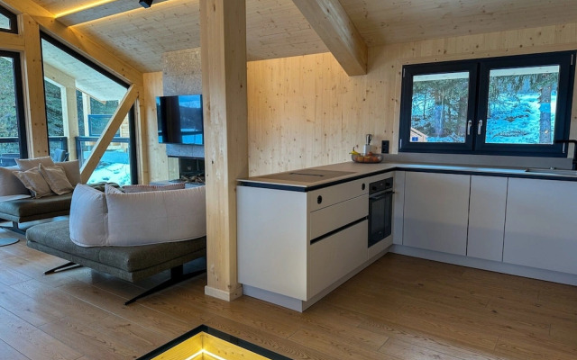 Superior Chalet With Sauna & Hot Tub