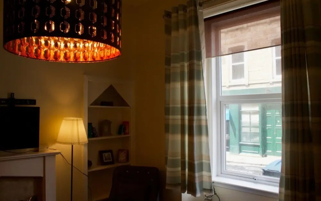 Central & Comfortable Flat - Sleeps 4