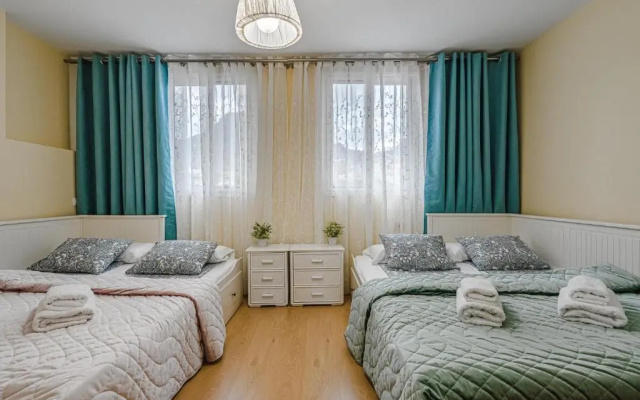RED Large family apartment, three floors, 10 guests