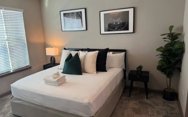Ebony Ivory Midtown King Bed