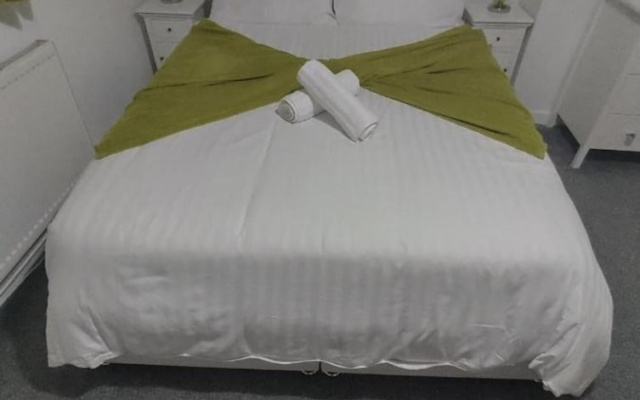 Self Contained 2 Bedrooms House Free Parking