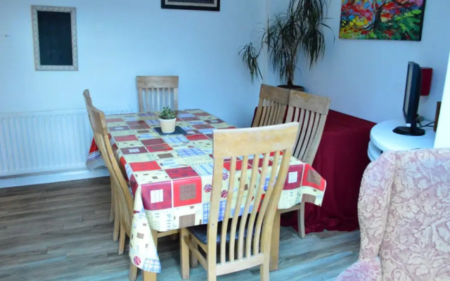 3 Bedroom Family Home Near The DLR