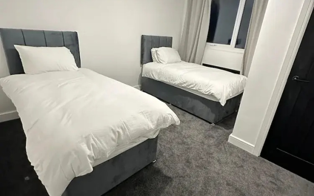 House-sleeps8-parking-garden