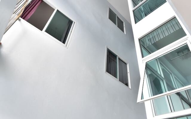Апартаменты Kaewfathip Apartment Паттайя вид на фасад