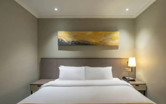 Home Inn Plus Shanghai Huaihai Road Sinan Road