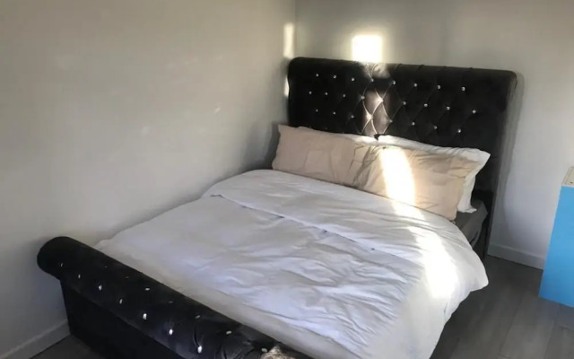 Impeccable 2-Bed Cottage in Dagenham