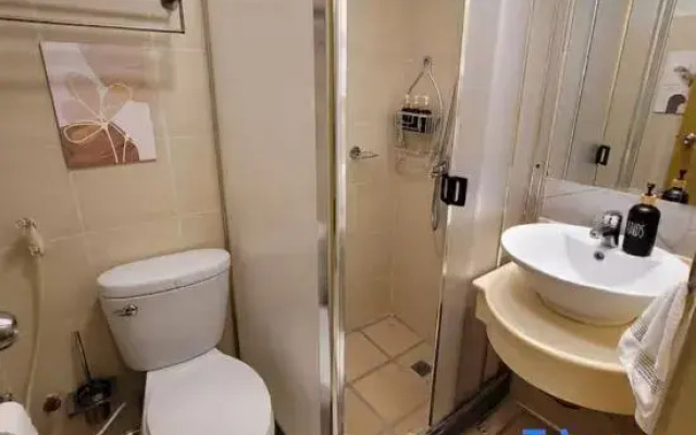 Stunning Suite 10 Steps from Eastwood Mall
