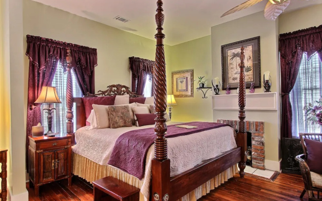 Green Palm Inn