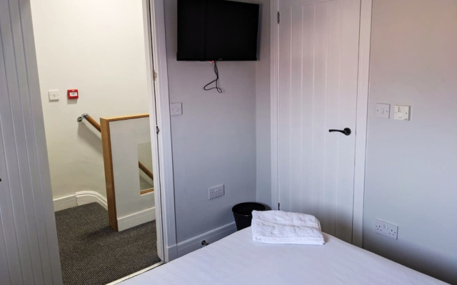 The Red Lounge House - sleeps 14