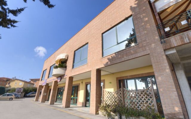 Отель Albergo Ristorante Pizzeria Tonino Италия, Реканати - отзывы, цены и фото номеров - забронировать отель Albergo Ristorante Pizzeria Tonino онлайн вид на фасад