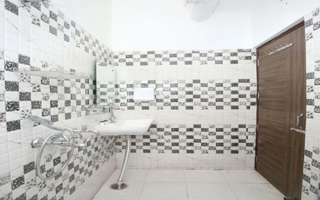 OYO 12379 Hotel Riyasat