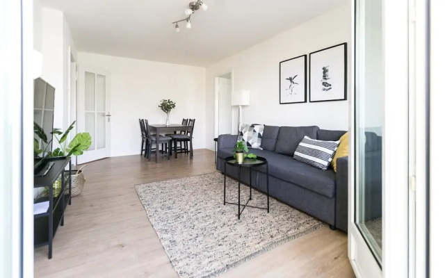 Modern Flat w Netflix Balcony top Location