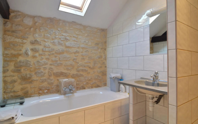 Cosy Holiday Home in Oussoy-en-Gatinais with Library