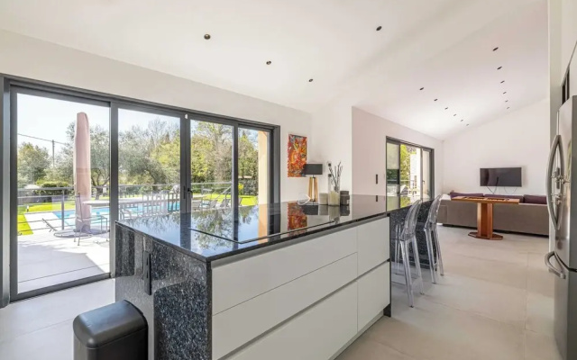 Modern Villa With Heated Pool and Garden