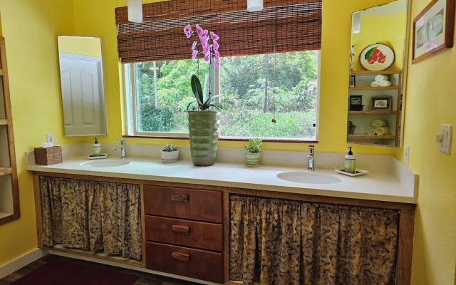 Ka'awaloa Plantation Bed & Breakfast