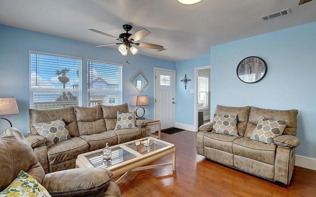 Flagship Home in Copano Bay by Redawning