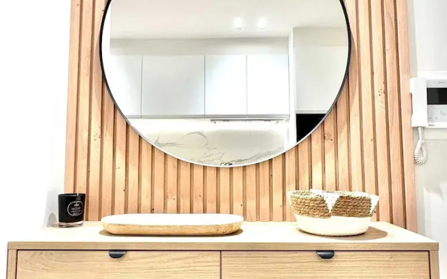 Spacious Bright Apartment Steps From the Beach i