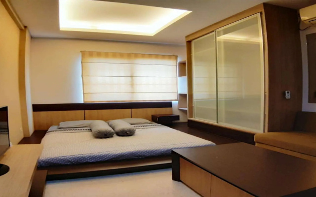 Studio Seventeen - the EDGE Apartment