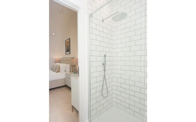 Bright, Newly Refurbished Townhouse in Bath