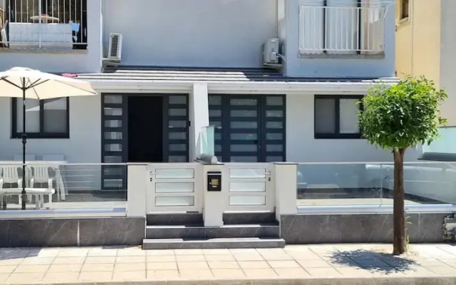 14 AN - 114 Nissi Twins Apartment